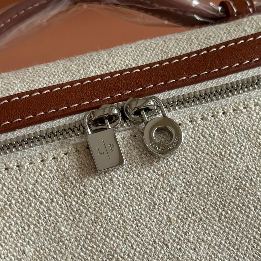 p1160💋💋💋【Original leather all-steel configuration counter complete package】 𝐋𝐨𝐫𝐨 𝐏𝐢𝐚𝐧@ Extra pocket L19 series handbag/crossbody bag The most comfortable life is when it is not defined, just like loro The material design of pian@ does not require complicated design styles. The simple and soft outline is elegant and durable, like an exquisite cosmetic case, which perfectly balances appearance and functionality. The leather is delicate and feels as soft as butter. The small bag has a large capacity. It is not only portable with a thin shoulder strap, but can also be worn cross-body. Sisters who have a special liking for minimalist style can buy it. It is simple and versatile. The simpler, the more different. Stars and Instagram celebrities are all planting it. There are two sizes of 19 cm and 27 cm. One is exquisite and casual, and the other is elegant and grand. Size: Small: length 19×width 7×height 12cm (